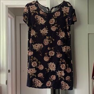 Short sleeve dress with floral/flower print.